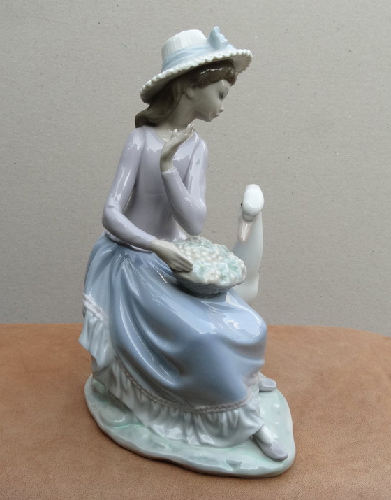 Image 1 of Meisje met een eend, Lladro, Meisje met een witte eend, Jong meisje met een eend