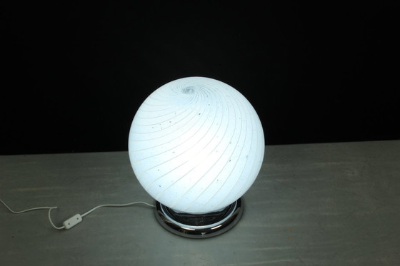 Image 1 of Mid Century Murano tafellamp met draaikolk en chromen voet