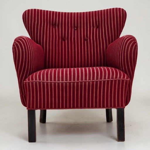 Deense fauteuil uit de jaren 60, bekleed met rood gestreepte meubelwol, poten van eikenhout.