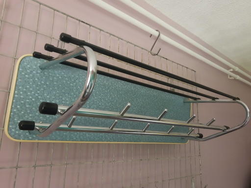 Prachtige 50's retro buisframe wandkapstok dubbele rij met hoedenrek, Bauhaus stijl blauw met chroom