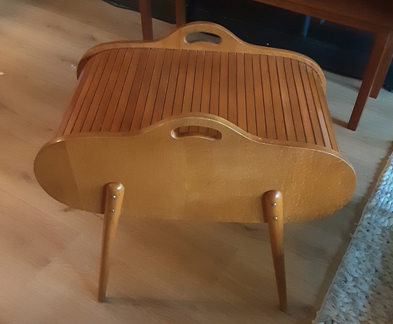Image 1 of Ein sehr schönes Nähkästchen aus Holz aus der Mitte des 20. Jahrhunderts mit Rolldeckel.