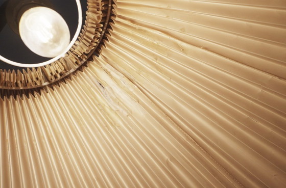 Image 1 of Vintage Le Klint vloerlamp met originele handgevouwen geplooide acrylkap, Deense mid-century moderne leeslamp met magazijn.