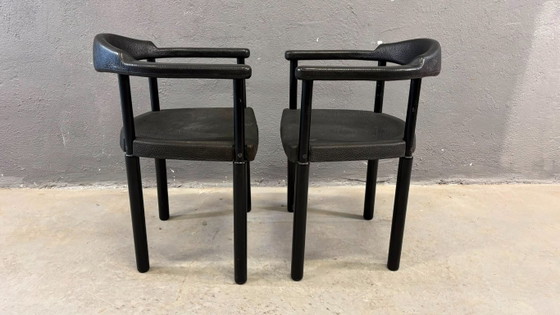 Image 1 of Een paar zwarte postmoderne fauteuils, van gegoten kunststof, jaren 80, Europa