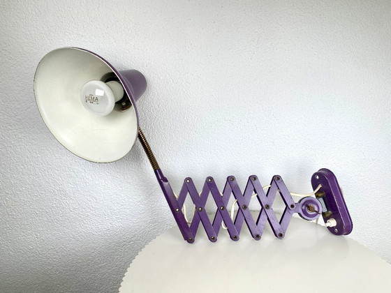Image 1 of Vintage Hala Zeist Schaararm Wandlamp In Paars - Kleurrijke Retro Industriële Bauhaus MCM Stijl Nederlands Design Accordeonlamp