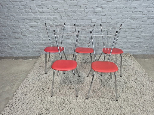 Set aus 5 Vintage Design Küchenstühlen mit Metallspindelrücken und roten Kunstledersitzen, Niederlande, 1960er Jahre