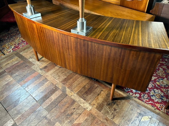 Image 1 of Mid-century retro vintage directiebureau van walnoothout van Morris of Glasgow, gebogen uitvoering, 1950-1960. Een eenvoudig en 
