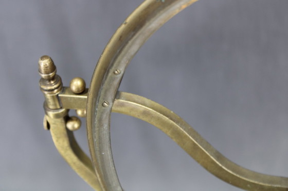 Image 1 of Lampe de table en laiton restaurée des années 1930 avec base en bois et abat-jour en verre