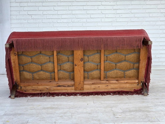 Image 1 of Sofá danés de 2 plazas de la década de 1970, tapizado en terciopelo rosa salmón y madera de roble.