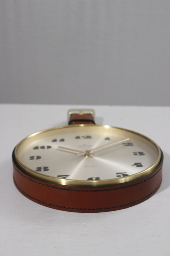Image 1 of Pendule murale vintage Junghans laiton cadre cuir ceinture design moderniste 1970s
