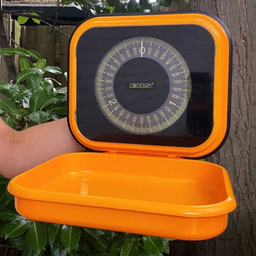 Vintage EKS orange Swedish kitchen scale for wall mounting – keukenaccessoires, Metal, Plastic (photo 2 of 9)