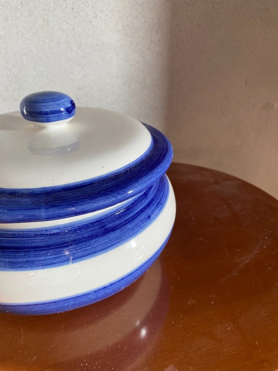 Plat de service couvert vintage Fortebraccio Ceramiche, peint à la main en bleu et blanc – Italie (photo 7 of 7)