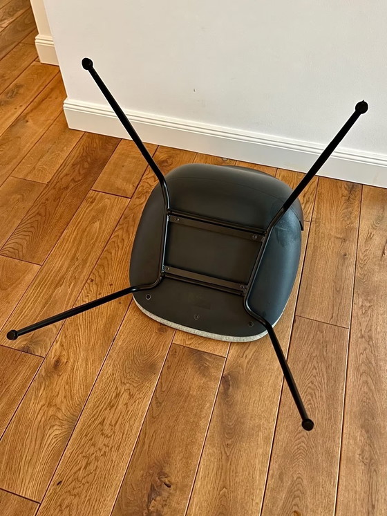 Image 1 of GUBI - "Sedia da pranzo Beetle", in plastica con rivestimento anteriore