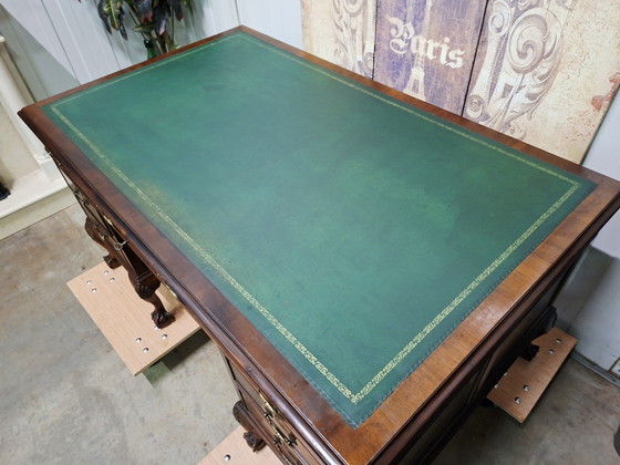 Image 1 of Antiek Chippendale-stijl directiebureau schrijftafel, desk met een groen lederen bovenbladafm: 152x92m en 78cm hoog.
