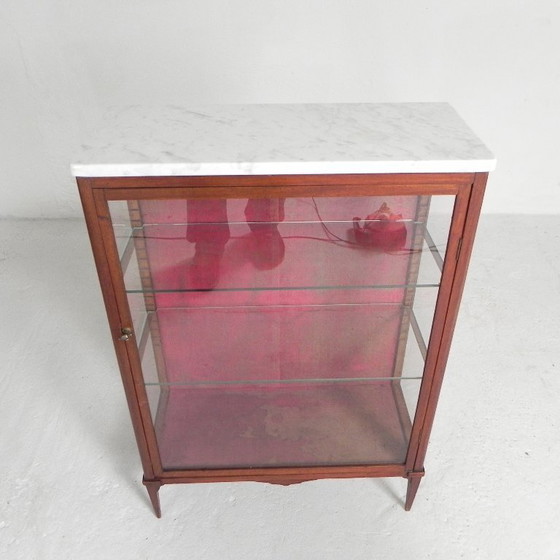 Image 1 of Vitrina de caoba con tapa de mármol, década de 1920.