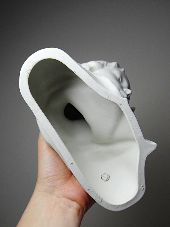 Image 1 of Busto de un niño en bizcocho de porcelana blanca de Limoges, obra de Camille Tharaud.