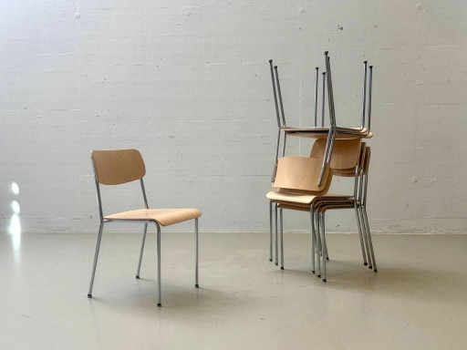 Stapelbare beukenhouten stoelen met chromen poten van Reinhard – kuipstoelen