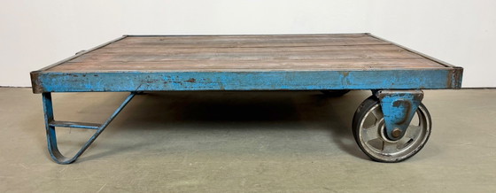 Image 1 of Carrito de mesa de centro industrial azul grande, década de 1960.