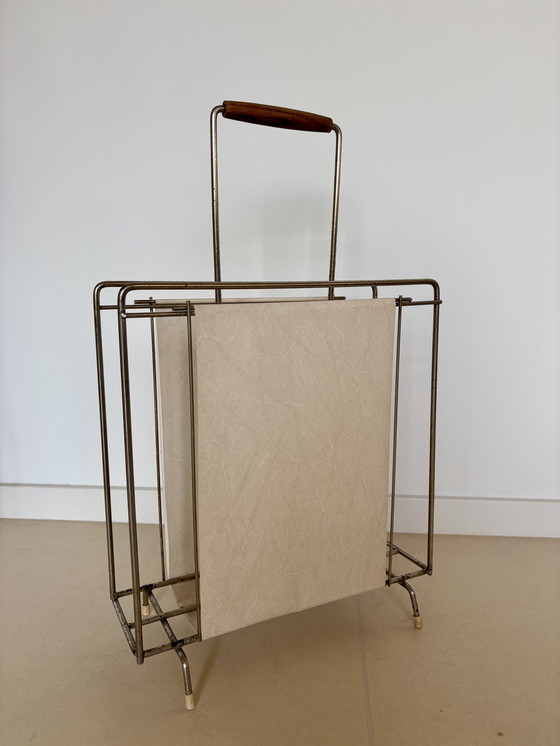 Image 1 of Elegante portariviste Mid-Century in similpelle color crema e filo d&#39;acciaio cromato