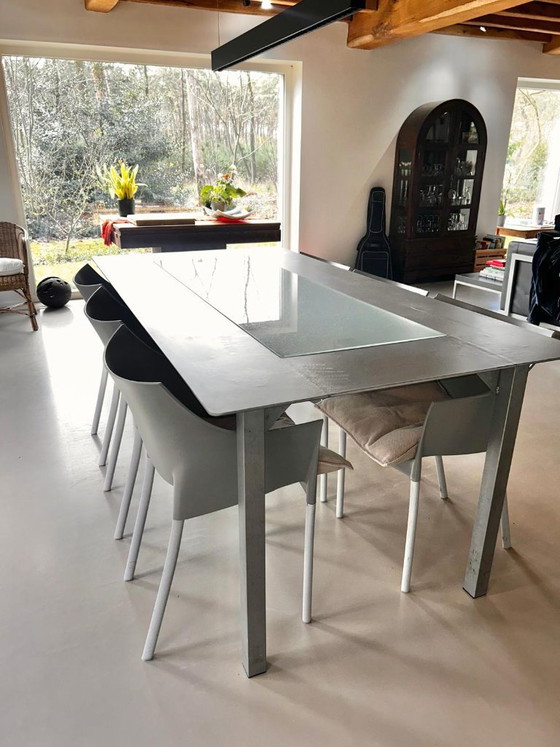 Image 1 of Mesa de comedor y 6 sillas de diseño de Philippe Starck.