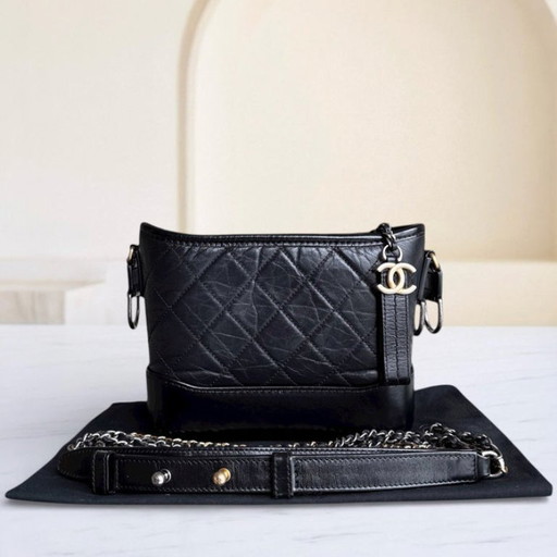Bolso Chanel Gabrielle Hobo pequeño - Piel de becerro acolchada negra con herrajes dorados