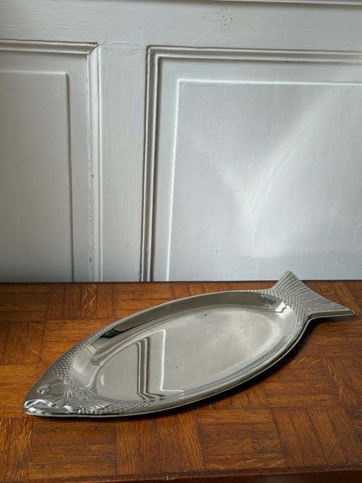 Bandeja de metal plateada para pescado