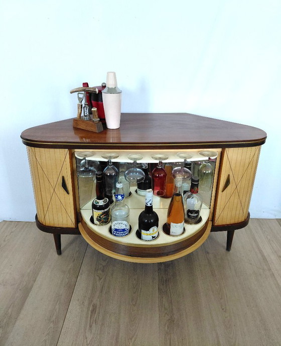 Image 1 of Armoire d'angle des années 50 avec barre secrète