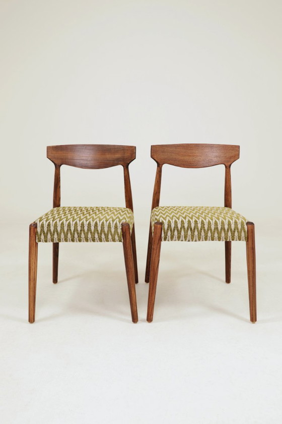Image 1 of Set van 2 eetkamerstoelen van massief essenhout met groene jacquardstof.