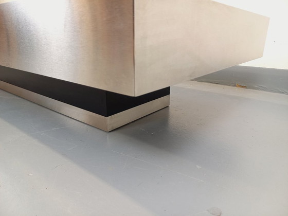 Image 1 of Vintage Willy Rizzo salontafel uit de jaren 70, gemaakt van geborsteld aluminium en zwart laminaat.