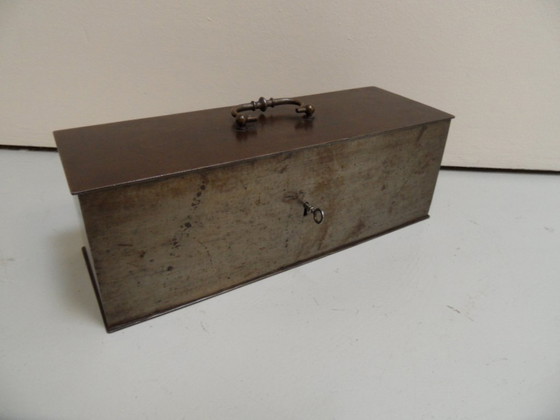 Image 1 of Vintage metalen geld kist