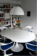 Table de salle à manger Tulip avec cinq chaises et buffet - Société Lübke