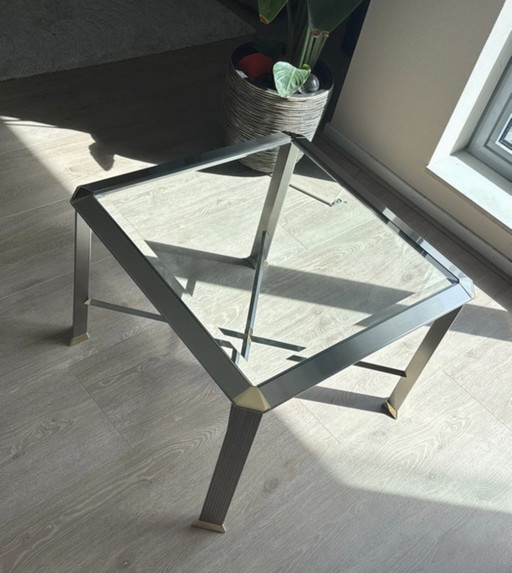 Elegante tavolino da caffè con struttura in cromo/argento e dettagli dorati (H: 47 cm
L: 67 cm
P: 67 cm)

