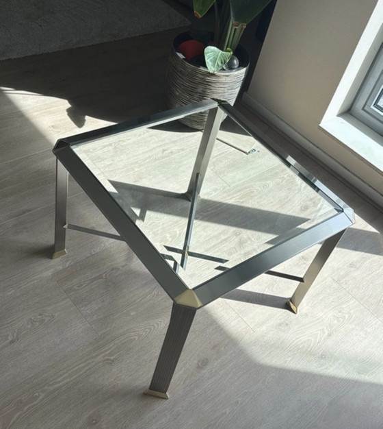 Image 1 of Elegante tavolino da caffè con struttura in cromo/argento e dettagli dorati (H: 47 cm
L: 67 cm
P: 67 cm)

