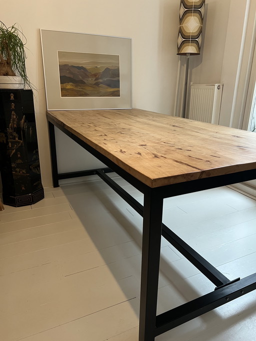Houten eettafel met zwart onderstel
