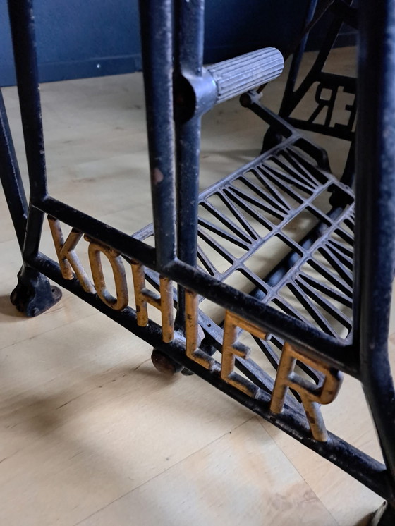 Image 1 of Mesa con base de hierro fundido.