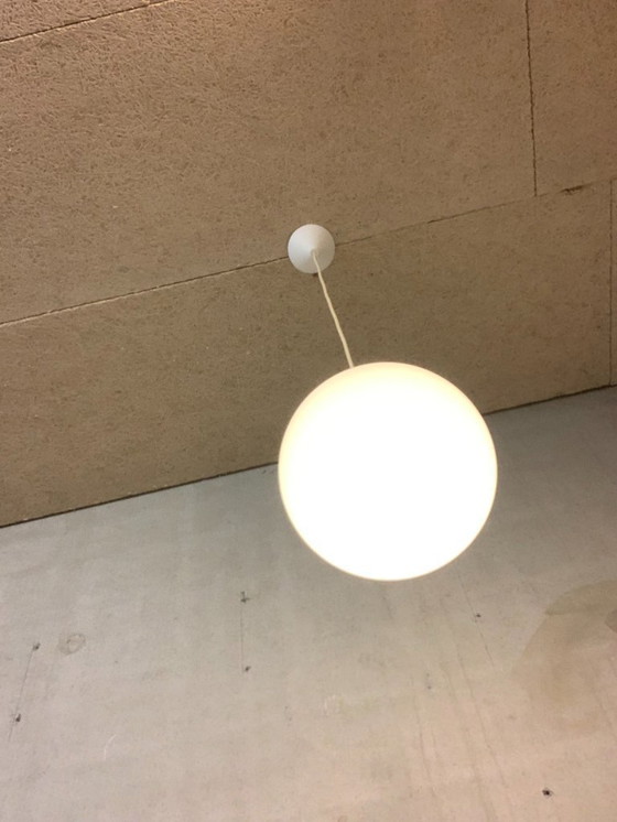 Image 1 of Lampada a sfera bianca grande, Glashutte Limburg. Diametro 35 cm.