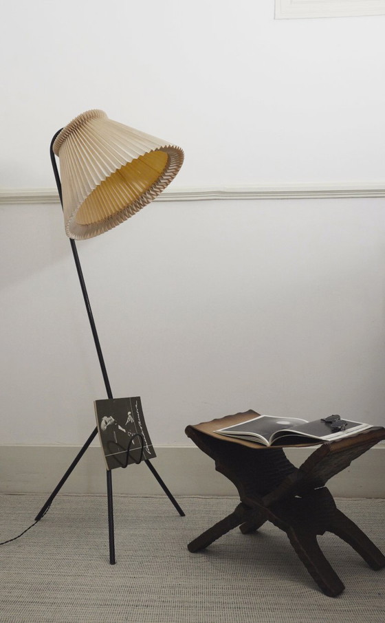 Image 1 of Vintage Le Klint vloerlamp met originele handgevouwen geplooide acrylkap, Deense mid-century moderne leeslamp met magazijn.