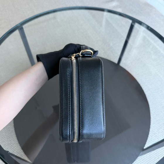 Image 1 of Chanel Filigraan Toilettas Medium - Caviar Gewatteerd Kalfsleer met Korrelnerf Zwart Goudkleurige Hardware Serie 27