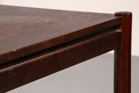 Image 1 of Essgruppe, inspiriert von Vico Magistretti, bestehend aus sechs elegant neu geflochtenen Stühlen und einem Tisch.