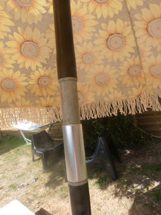 Image 1 of Vintage kantelbare parasol met franjes en zonnebloemmotief - jaren 70/80 - Sauvagnat, gemaakt in Frankrijk