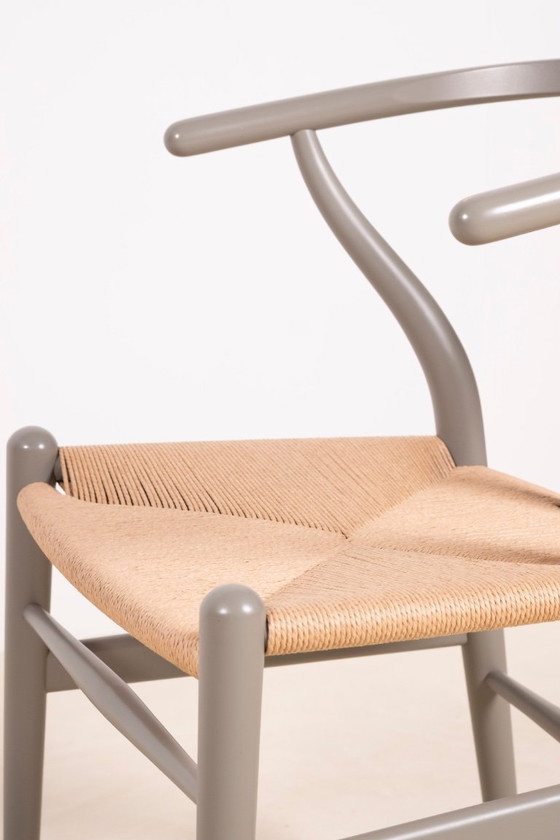 Image 1 of 2x Hans J. Wegner CH24 "Wishbone" stoelen voor Carl Hansen & Søn