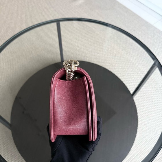 Image 1 of Chanel Boy Medium - Caviar 25CM Chevron Rood Goudkleurige Hardware Serie 28