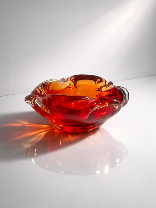 Asbak van glas in Boheemse stijl, rood en oranje, Tsjechoslowakije, circa jaren 60. – schalen, Murano Glass