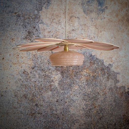 Lampada a sospensione in rattan e lino rosa cipria con fiori – Illuminazione artigianale