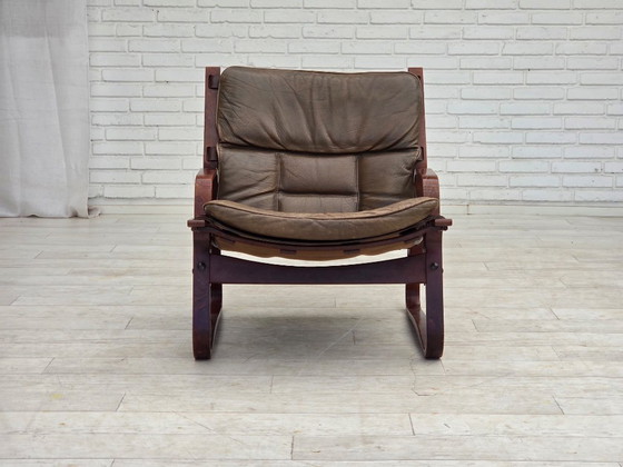 Image 1 of Fauteuil lounge norvégien des années 1970, revêtement en cuir marron.