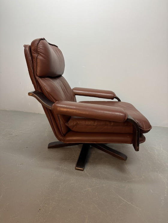 Image 1 of Sillón giratorio Leolux de cuero coñac con estructura de madera contrachapada, Países Bajos, década de 1970