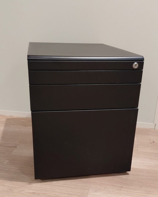 Scrivania in faggio, sedia in pelle con ruote e base a rulli