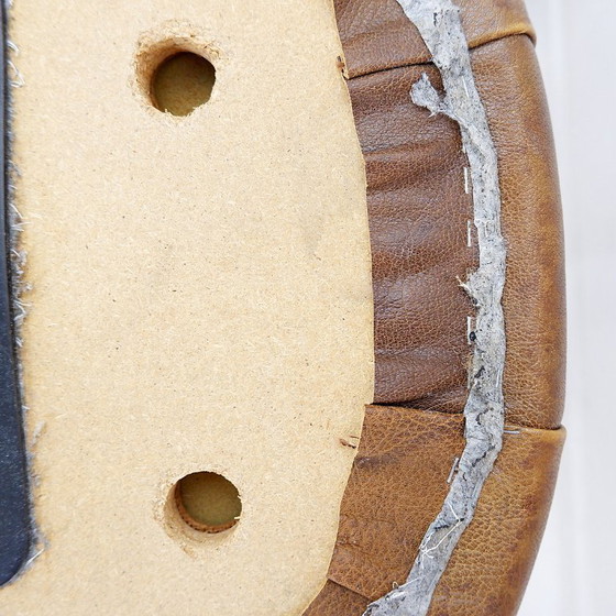 Image 1 of Poggiapiedi girevole in pelle marrone con base in metallo - De Sede, Svizzera.