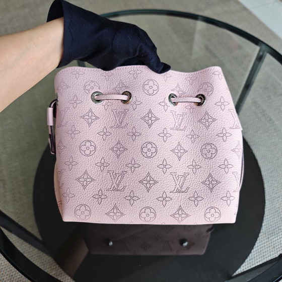 Image 1 of LOUIS VUITON BELLA BUCKET TAS SAKURA ROZE KALFSLEER MET GOUDEN BESLAG