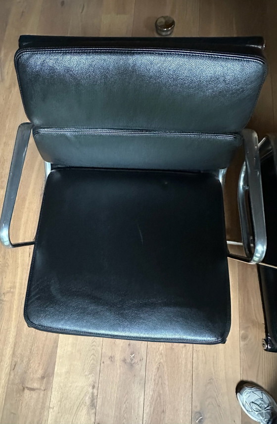 Vitra Eames Soft Pad Ledersessel x 3 (EA 208), Konferenzstuhl, Aluminium, Schwarz (Foto 3 von 10)