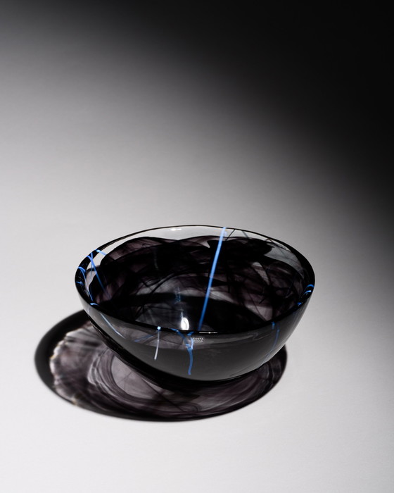 Image 1 of Kosta Boda Anna Ehrner "Contrast" Ciotola firmata in vetro soffiato a mano, Svezia, diam. 23 cm